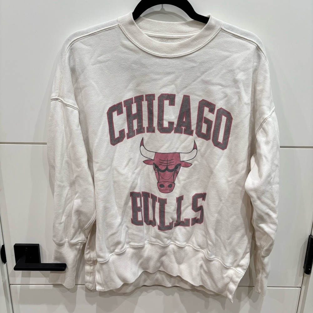 Abercrombie Chicago Bulls White Sweatshirt